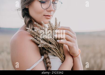 Donna in Wheat Field con un mucchio di grano Foto Stock