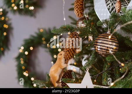 Un albero di Natale con una stella e un ornamento di cervi Foto Stock