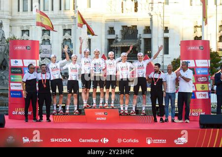 Madrid, Spagna. 8 settembre 2024. L'UAE Team Emirates festeggia durante la cerimonia di premiazione dopo aver vinto la classifica a squadre del tour ciclistico la Vuelta a Madrid, Spagna, 8 settembre 2024. Crediti: Gustavo Valiente/Xinhua/Alamy Live News Foto Stock