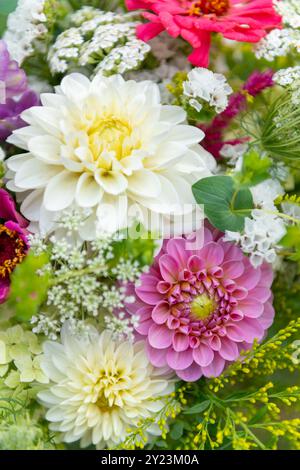 Vista dall'alto del bouquet estivo. Splendida disposizione multicolore di fiori freschi. Bouquet per matrimoni di compleanno. Foto Stock