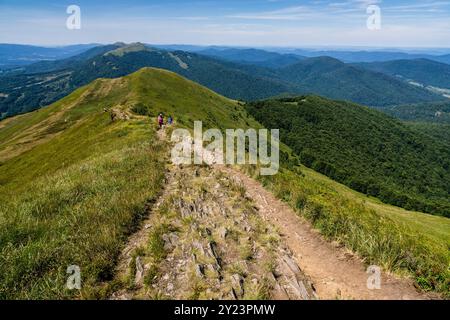 Escursionisti sul crinale della Polonina di Carynska, Parco Nazionale di Bieszczady, riserva UNESCO - riserva della biosfera dei Carpazi orientali, Monti Carpazi, Polonia, Foto Stock