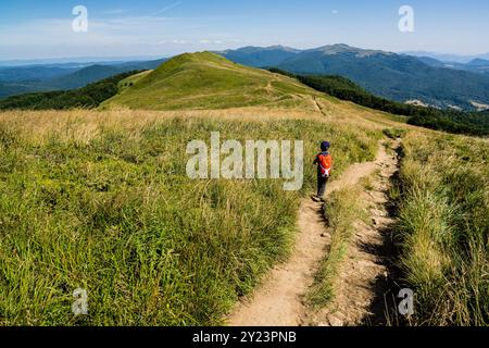 Escursionisti sul crinale della Polonina di Carynska, Parco Nazionale di Bieszczady, riserva UNESCO - riserva della biosfera dei Carpazi orientali, Monti Carpazi, Polonia, Foto Stock