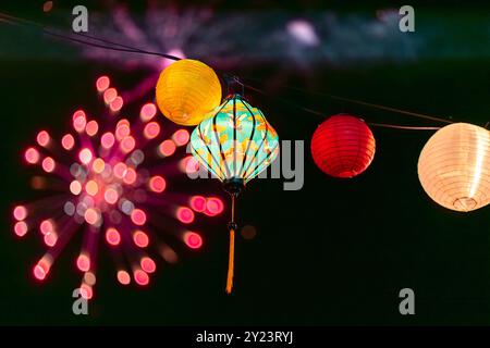 Fuochi d'artificio al 2024 Vietnamita Lantern Festival al Darwin Waterfront, Northern Territory Foto Stock