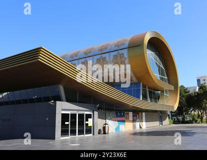 BAKU, AZERBAIGIAN - 28 GIUGNO 2024: Persone non identificate che camminano fino all'ingresso del Museo Nazionale dei tappeti in una calda giornata estiva Foto Stock