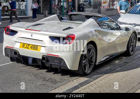 Ferrari 488 Spider 2017 supercar italiana bianca Foto Stock