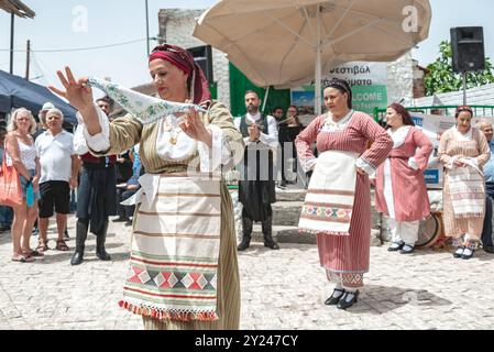 Dora (Dhora), Limassol District, Cipro - 28 maggio 2023: Scena vivace che cattura lo spirito vibrante di un tradizionale festival cipriota nel villaggio di Dora Foto Stock