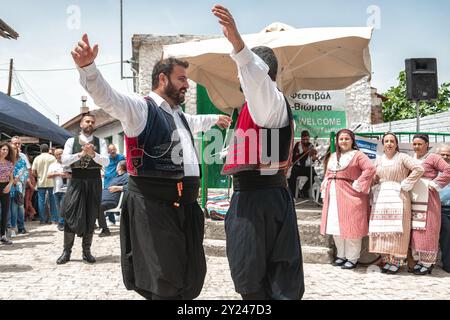 Dora (Dhora), Limassol District, Cipro - 28 maggio 2023: Uomini in costumi tradizionali ciprioti che ballano al festival del villaggio di Dora Foto Stock