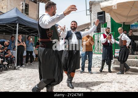 Dora (Dhora), Limassol District, Cipro - 28 maggio 2023: Gruppo di uomini che indossano costumi tradizionali ciprioti che eseguono una vivace danza al Dora's Revival Foto Stock