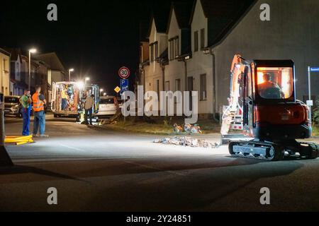 Coswig Anhalt - Baggerfahrer beschädigt Gasleitung: Feuerwehr und Stadtwerke Wittenberg im Großeinsatz 03.09.2024 gegen 18,30 Uhr Coswig Anhalt, Feldweg am Dienstagabend kam es in Coswig Anhalt zu einem Großeinsatz von Feuerwehr und der Stadtwerke. BEI Grabearbeiten im Bereich Feldweg kam es gegen 18,30 Uhr zu einem Schaden an einer Gasleitung. Dadurch trat gas im Straßenbereich zwischen mehreren Häusern aus. Die Feuerwehr rückte an, sperrte den Bereich weiträumig und evakuierte die Anwohner. Diese kamen u.a. in der Feuerwache unter. Die Stadtwerke Coswig Anhalt fermò daraufhin Die Gasleitu Foto Stock