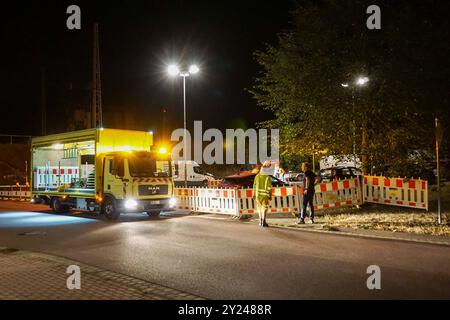 Coswig Anhalt - Baggerfahrer beschädigt Gasleitung: Feuerwehr und Stadtwerke Wittenberg im Großeinsatz 03.09.2024 gegen 18,30 Uhr Coswig Anhalt, Feldweg am Dienstagabend kam es in Coswig Anhalt zu einem Großeinsatz von Feuerwehr und der Stadtwerke. BEI Grabearbeiten im Bereich Feldweg kam es gegen 18,30 Uhr zu einem Schaden an einer Gasleitung. Dadurch trat gas im Straßenbereich zwischen mehreren Häusern aus. Die Feuerwehr rückte an, sperrte den Bereich weiträumig und evakuierte die Anwohner. Diese kamen u.a. in der Feuerwache unter. Die Stadtwerke Coswig Anhalt fermò daraufhin Die Gasleitu Foto Stock