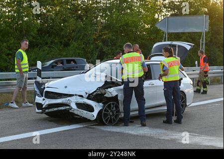 A14/Nossen - Mercedes-Fahrer unter Drogen kracht in Audi: Zwei Verletzte nach schwerem Crash 07.09.2024 gegen 17 Uhr A14 Richtung Dresden, in Höhe COME Nossen-Ost Zu einem schweren Unfall kam es am Samstagnachmittag auf der A14 bei Nossen. Nach ersten Angaben der Polizei sind die Fahrer eines Mercedes sowie eines Audi auf der Autobahn a Richtung Dreieck Nossen unterwegs, als sie aus bislang ungeklärter Ursache gegen 17 Uhr a Höhe der Anschlussstelle Nossen-Ost zusammenstoßen. Der Audi prallt im Anschluss gegen die Mittelleitplanke, der Mercedes kommt von der Fahrbahn ab und bleibt auf dem Stra Foto Stock