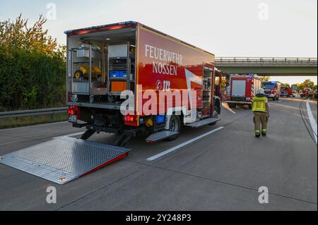 A14/Nossen - Mercedes-Fahrer unter Drogen kracht in Audi: Zwei Verletzte nach schwerem Crash 07.09.2024 gegen 17 Uhr A14 Richtung Dresden, in Höhe COME Nossen-Ost Zu einem schweren Unfall kam es am Samstagnachmittag auf der A14 bei Nossen. Nach ersten Angaben der Polizei sind die Fahrer eines Mercedes sowie eines Audi auf der Autobahn a Richtung Dreieck Nossen unterwegs, als sie aus bislang ungeklärter Ursache gegen 17 Uhr a Höhe der Anschlussstelle Nossen-Ost zusammenstoßen. Der Audi prallt im Anschluss gegen die Mittelleitplanke, der Mercedes kommt von der Fahrbahn ab und bleibt auf dem Stra Foto Stock