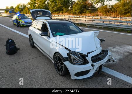 A14/Nossen - Mercedes-Fahrer unter Drogen kracht in Audi: Zwei Verletzte nach schwerem Crash 07.09.2024 gegen 17 Uhr A14 Richtung Dresden, in Höhe COME Nossen-Ost Zu einem schweren Unfall kam es am Samstagnachmittag auf der A14 bei Nossen. Nach ersten Angaben der Polizei sind die Fahrer eines Mercedes sowie eines Audi auf der Autobahn a Richtung Dreieck Nossen unterwegs, als sie aus bislang ungeklärter Ursache gegen 17 Uhr a Höhe der Anschlussstelle Nossen-Ost zusammenstoßen. Der Audi prallt im Anschluss gegen die Mittelleitplanke, der Mercedes kommt von der Fahrbahn ab und bleibt auf dem Stra Foto Stock