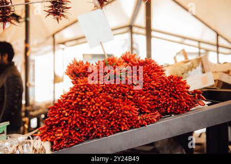 Un mazzetto di croccante di peperoncino sul mercato Foto Stock