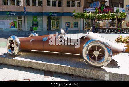 Scultura in acciaio e acciaio inox COR-TEN cabina di pilotaggio aperta auto da corsa numero 19 di Carlos Cuenllas Avenida Ordoño II Leon Castiglia e Leon Spagna Foto Stock