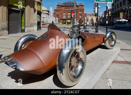 Scultura in acciaio e acciaio inox COR-TEN cabina di pilotaggio aperta auto da corsa numero 19 di Carlos Cuenllas Avenida Ordoño II Leon Castiglia e Leon Spagna Foto Stock