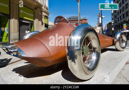 Scultura in acciaio e acciaio inox COR-TEN cabina di pilotaggio aperta auto da corsa numero 19 di Carlos Cuenllas Avenida Ordoño II Leon Castiglia e Leon Spagna Foto Stock