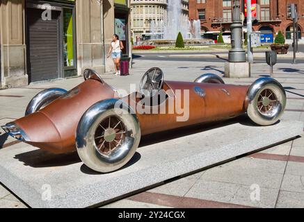 Scultura in acciaio e acciaio inox COR-TEN cabina di pilotaggio aperta auto da corsa numero 19 di Carlos Cuenllas Avenida Ordoño II Leon Castiglia e Leon Spagna Foto Stock