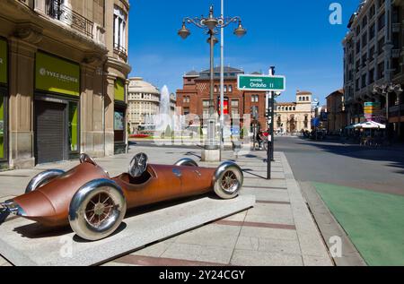 Scultura in acciaio e acciaio inox COR-TEN cabina di pilotaggio aperta auto da corsa numero 19 di Carlos Cuenllas Avenida Ordoño II Leon Castiglia e Leon Spagna Foto Stock