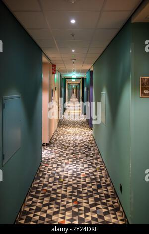 Un lungo corridoio hotel Foto Stock