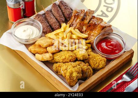 spuntini di birra su un vassoio di legno Foto Stock