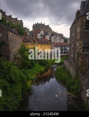 Dean Village a Edimburgo con edifici storici sul fiume Foto Stock