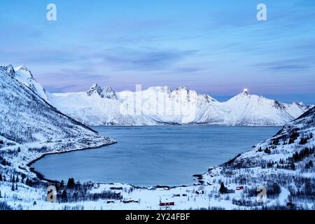 Alba artica su cime innevate e mare ghiacciato Foto Stock