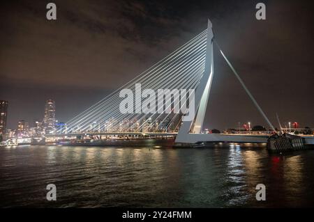 L'Erasmusbrug, o elegante in inglese, completato nel 1996, attraversando il Nieuwe Maas, Reno sopra l'abitudine di Rotterdam Foto Stock