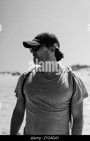 Ritratto di un giovane uomo in un berretto da aseball. Foto Stock