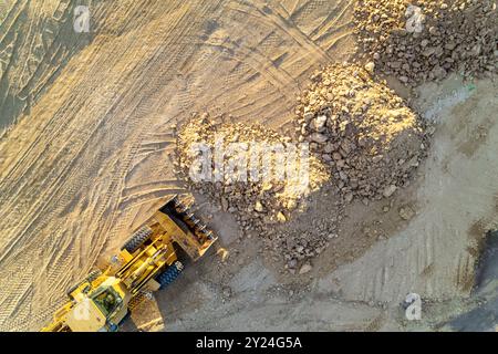 macchina per movimento terra in cantiere, vista dall'alto aerea con drone Foto Stock