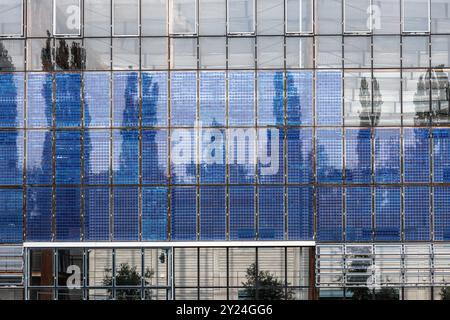 Formazione continua accademia Mont-Cenis a Herne, Ruhr, Renania settentrionale-Wetsphalia, Germania. L'edificio ha una centrale solare sul tetto e in t Foto Stock