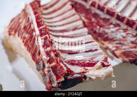 Un grosso pezzo di carne viene tagliato a strisce Foto Stock