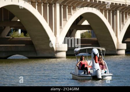 Le signore pagaiano in barca a cigno sul lago Tempe Town, Arizona Foto Stock