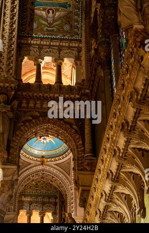 Lione, Francia, 17 agosto 2024 architettura d'oro ornamentale degli interni della Basilica di Notre-Dame de Fourvière Foto Stock