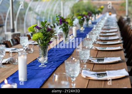 Lungo tavolo in comune per il servizio cena Foto Stock