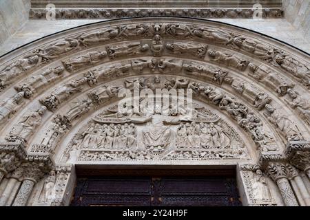 Rilievo all'ingresso della basilica gotica di Saint Denis a Parigi in Francia Foto Stock