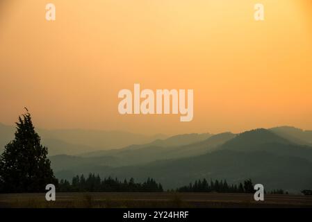 Il fumo di Wildfire avvolge le catene montuose vicino a Redding, California. Foto Stock