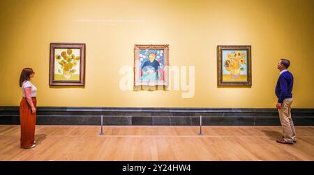 National Gallery, Londra, Regno Unito. 9 settembre 2024. (L) Vincent van Gogh Girasoli 1888Oil on Canvas(M) la Berceuse (The Lullaby) 1889 olio su (R) tela in prestito dal Philadelphia Museum of Art 14 settembre 2024 - 19 gennaio 2025.Paul Quezada-Neiman/Alamy Live News ff crediti: Paul Quezada-Neiman/Alamy Live News Foto Stock