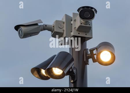 montante in acciaio con telecamere di sorveglianza e illuminazione Foto Stock