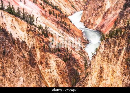 Un fiume che si snoda attraverso un canyon dalle sfumature rosse e arancioni. Foto Stock