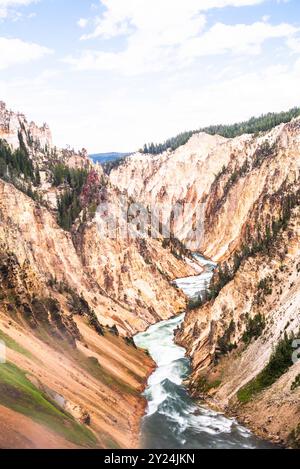 Vista del canyon con tortuoso fiume, ripide scogliere e formazioni rocciose. Foto Stock