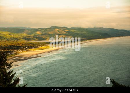 Vista aerea della costa dell'Oregon con montagne e spiaggia al tramonto Foto Stock