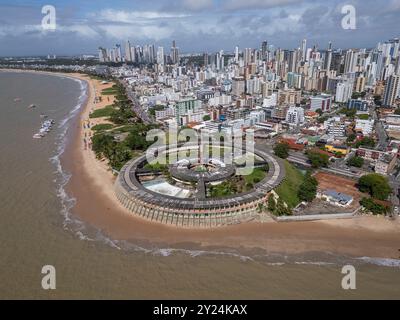 Splendida vista aerea dell'edificio abbandonato intorno all'oceano Foto Stock