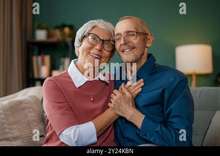 Una coppia di anziani felice sta trascorrendo del tempo a casa. Foto Stock