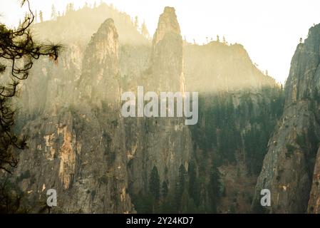 Maestose cime di granito dei tre Fratelli nella nebbia mattutina. Foto Stock