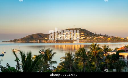 Ouen Toro vista dalla penisola di Ouemo all'ora d'oro, Noumea, nuova Caledonia Foto Stock