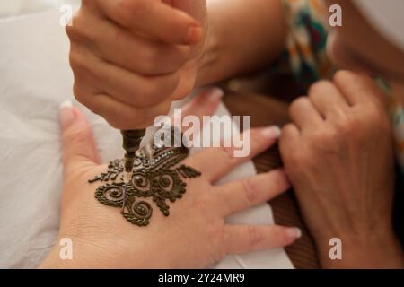 Tatuaggio temporaneo delle mani di donna con henné nella regione di Marrakech in Marocco. Marrakech, Marocco, Nord Africa. Credito: Foto di Hugo Martin/Alamy. Foto Stock