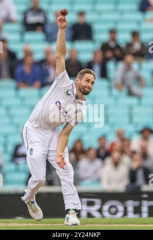 Chris Woakes dell'Inghilterra consegna il pallone durante il 3° Rothesay test Match Day Four England vs Sri Lanka al Kia Oval, Londra, Regno Unito, 9 settembre 2024 (foto di Mark Cosgrove/News Images) Foto Stock