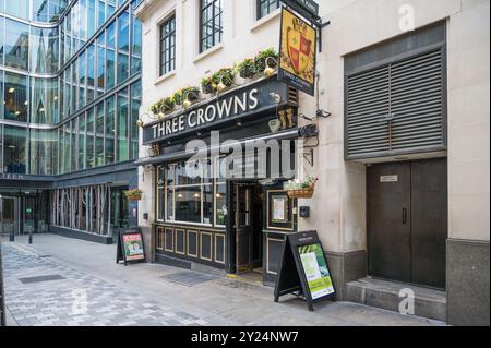 Esterno del The Three Crowns, un pub tradizionale che accetta cani in Babmaes Street St James, Londra, Inghilterra, Regno Unito Foto Stock