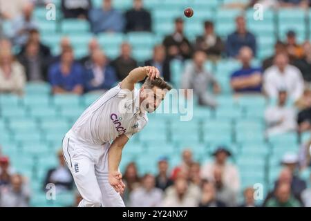 Londra, Regno Unito. 9 settembre 2024. Chris Woakes dell'Inghilterra consegna il pallone durante il 3° Rothesay test Match Day Four England contro Sri Lanka al Kia Oval, Londra, Regno Unito, 9 settembre 2024 (foto di Mark Cosgrove/News Images) a Londra, Regno Unito il 9/9/2024. (Foto di Mark Cosgrove/News Images/Sipa USA) credito: SIPA USA/Alamy Live News Foto Stock